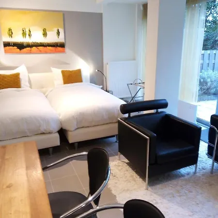 At Number 6, B&B Or Bed Only, 150 Mtr From Tram Stop 20 Min To Centre Amszterdam